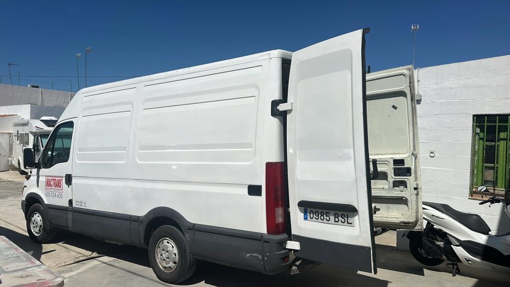 Furgoneta de MACTRANS en un reparto