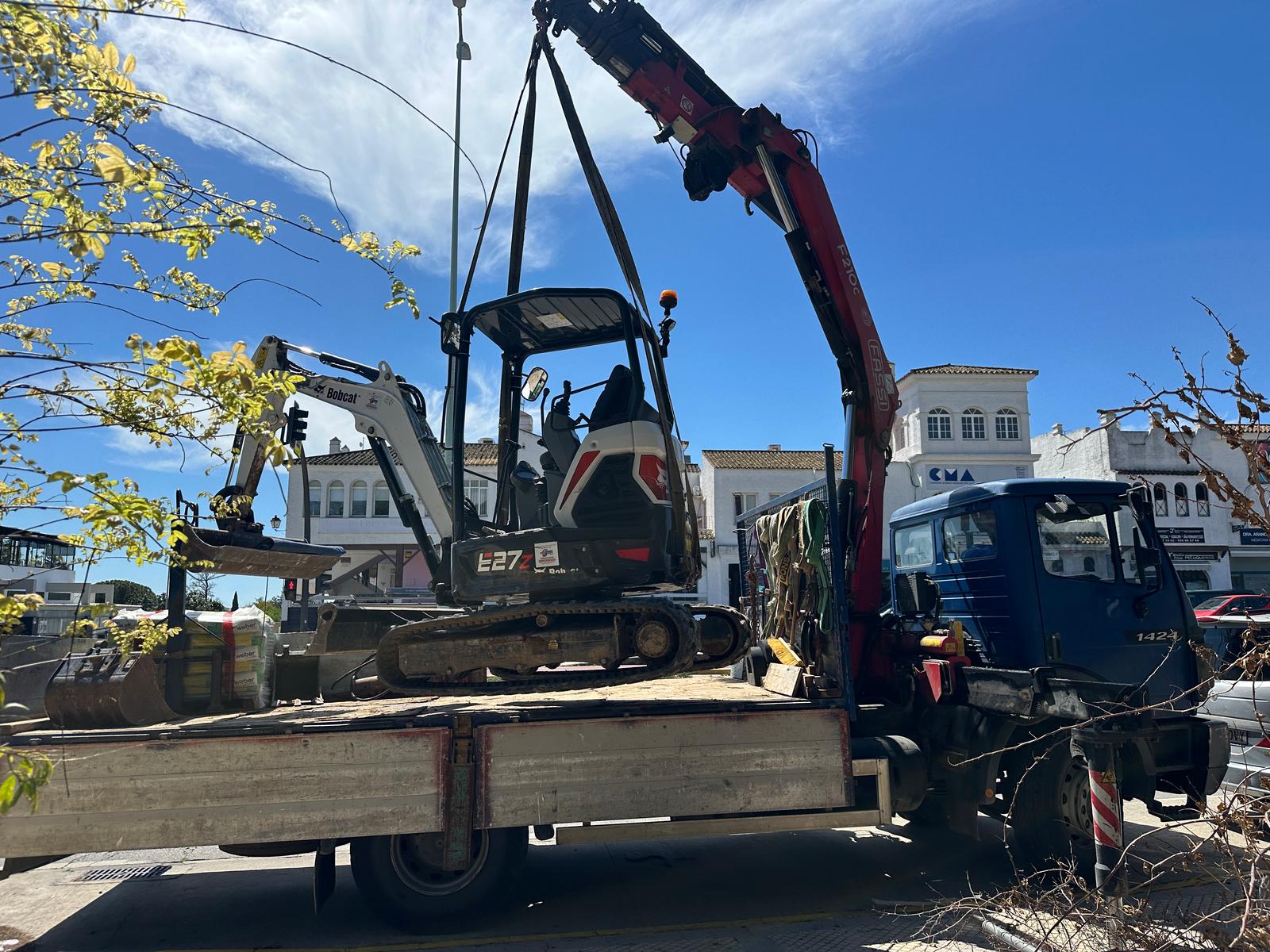 Camión grúa de MACTRANS cargando mini excavadora de MACTRANS
