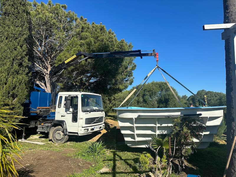 Camión grúa de MACTRANS haciendo un porte de una piscina