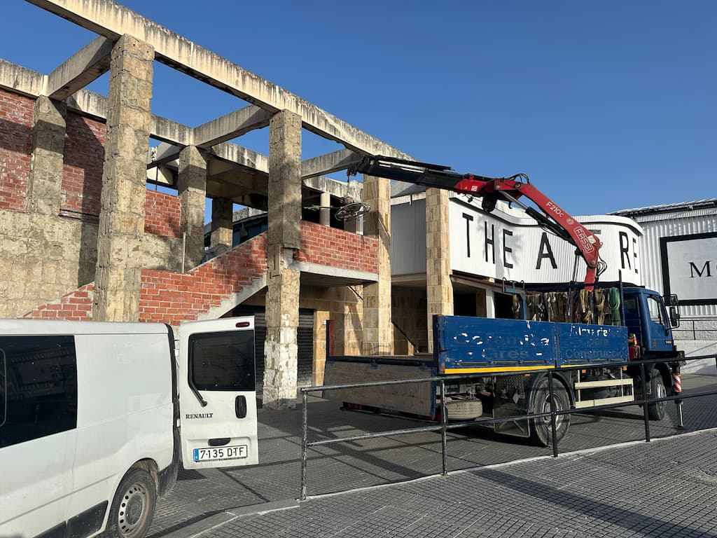 Maquinaria de MACTRANS descargando