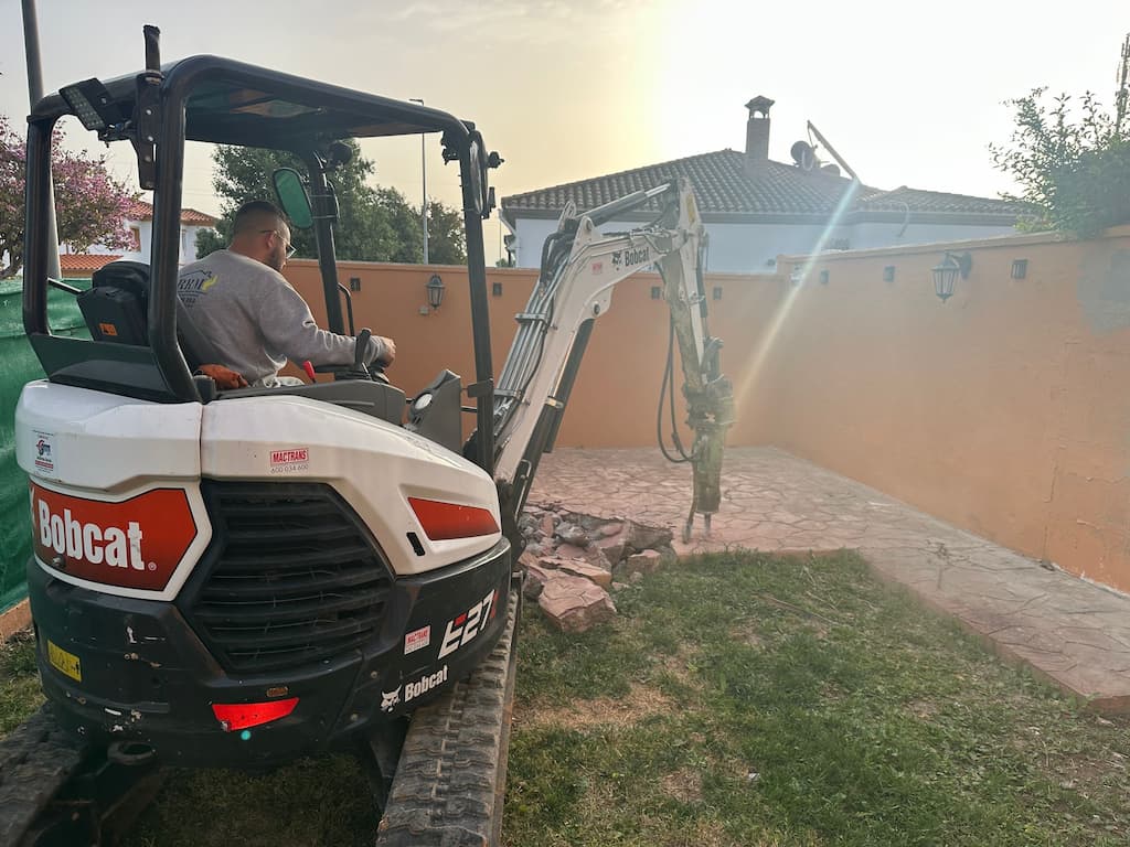 Mini excavadora de MACTRANS con martillo rompedor