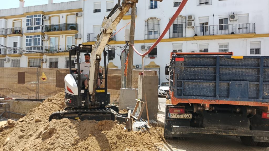 Miniexcavadora de MACTRANS en un movimiento de tierras