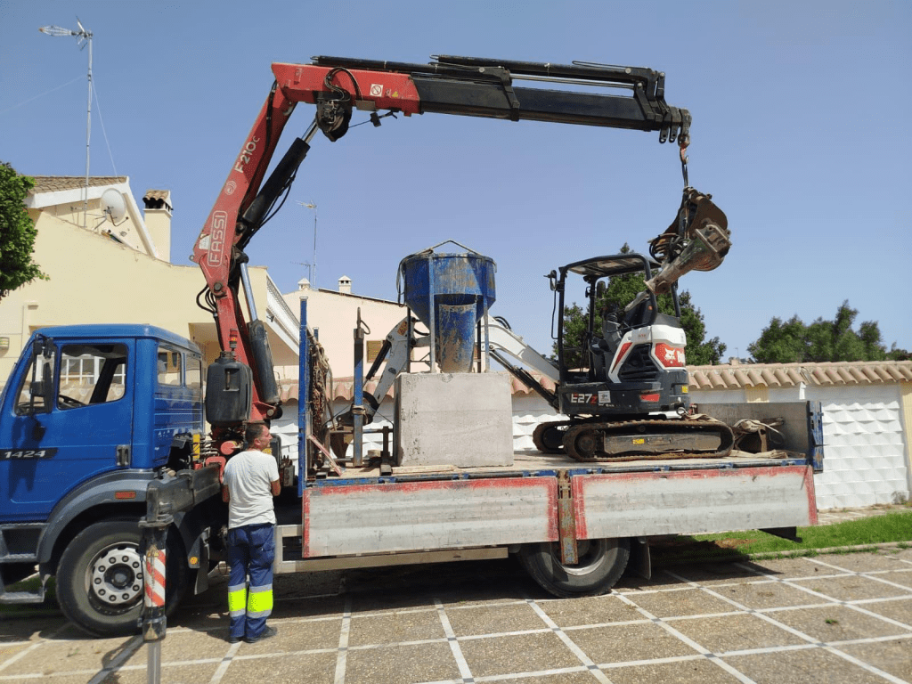 Camión grúa y mini excavadora de MACTRANS