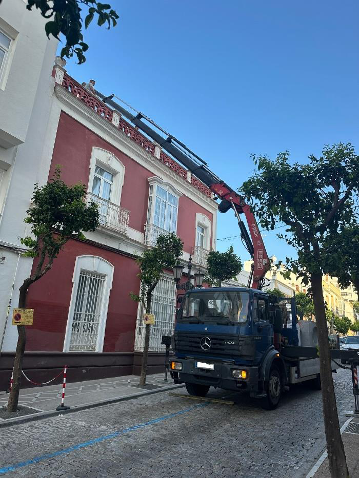 Camión grúa de MACTRANS